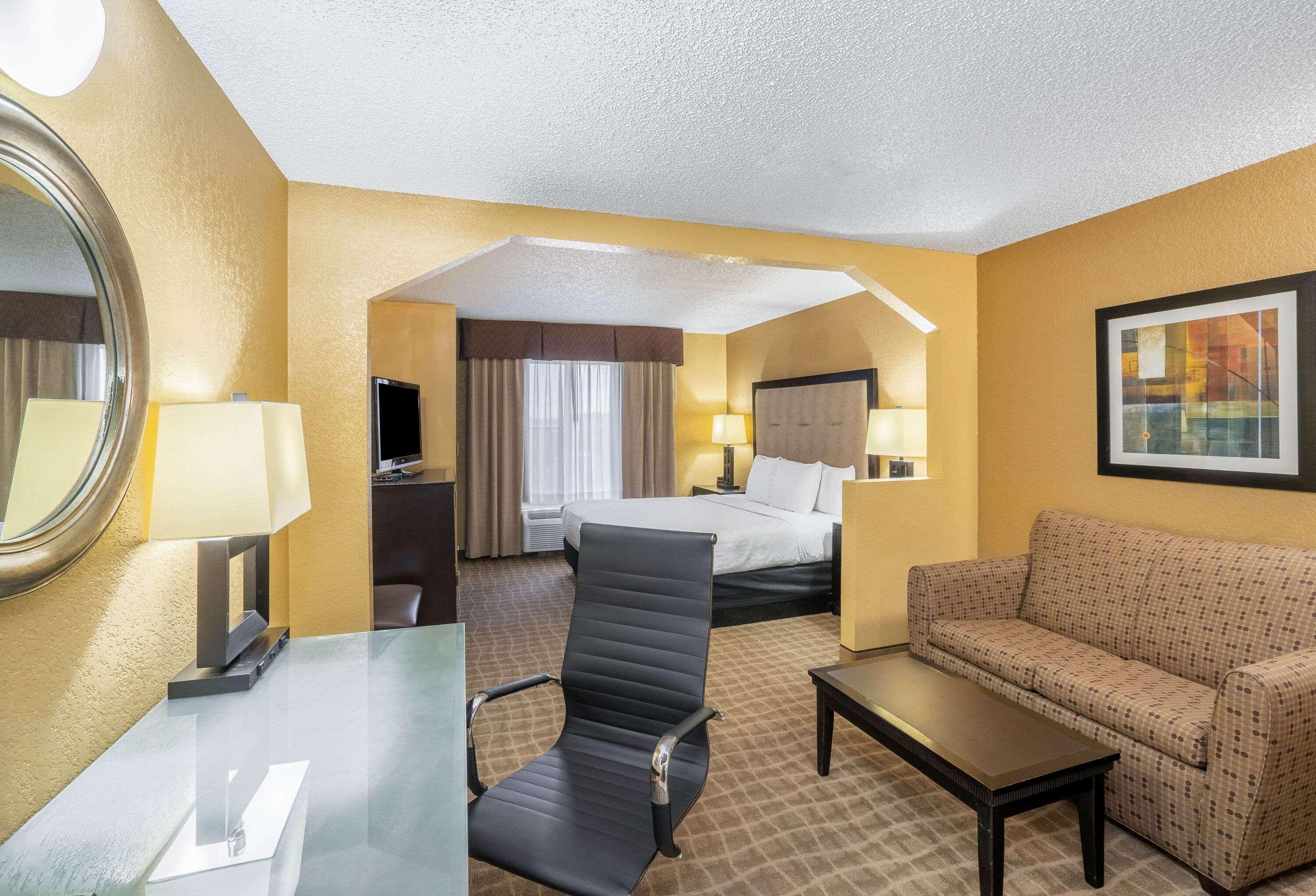 La Quinta By Wyndham Hot Springs Hotel Bagian luar foto