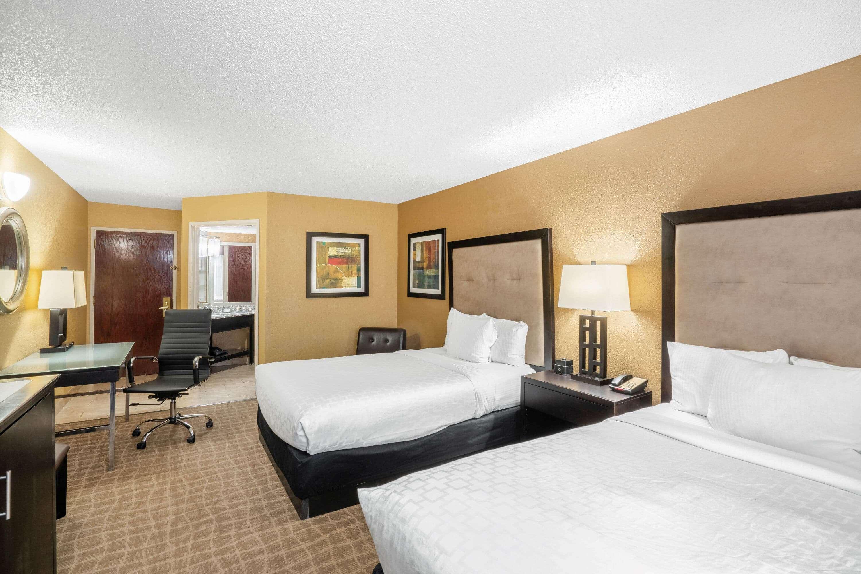 La Quinta By Wyndham Hot Springs Hotel Bagian luar foto