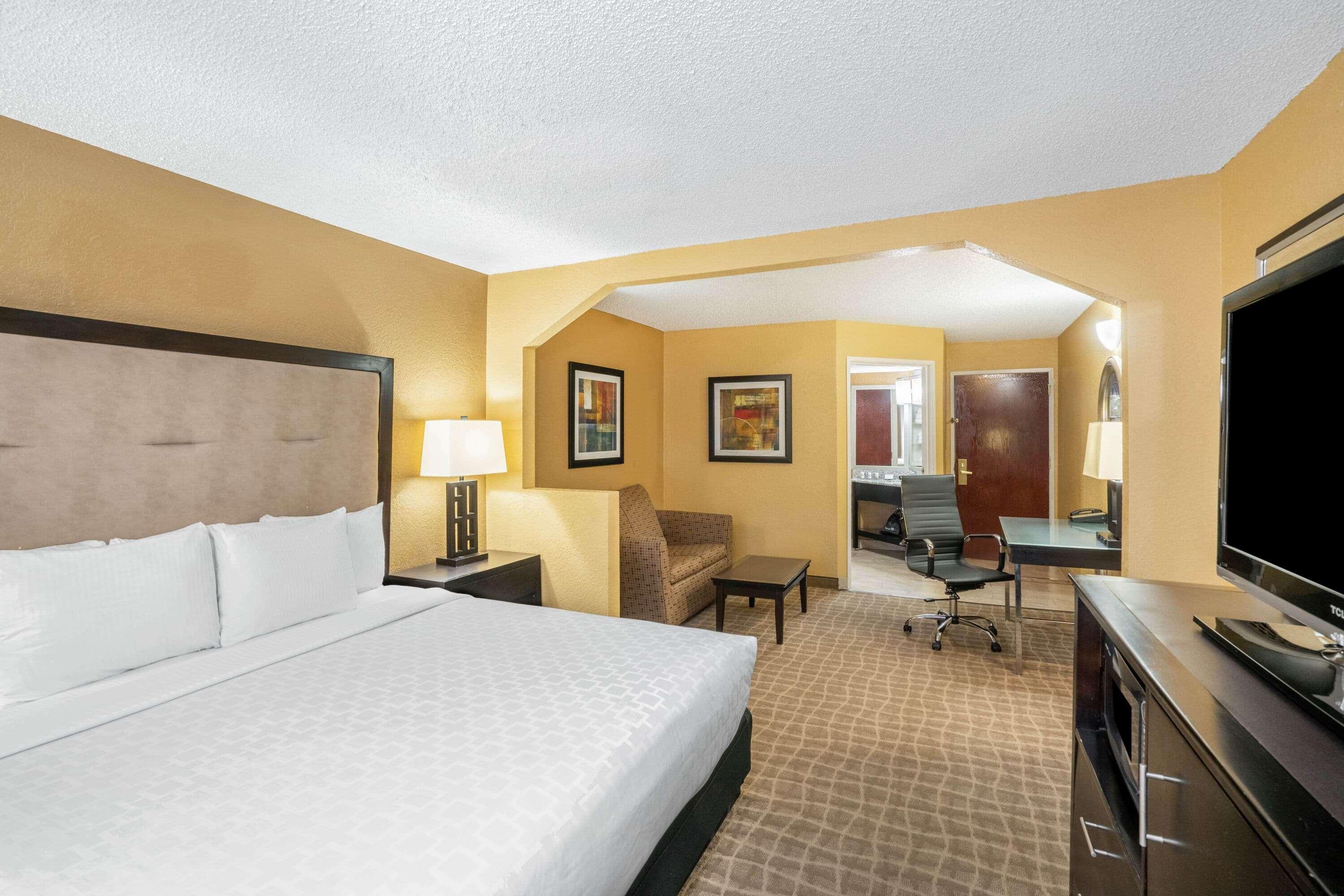 La Quinta By Wyndham Hot Springs Hotel Bagian luar foto