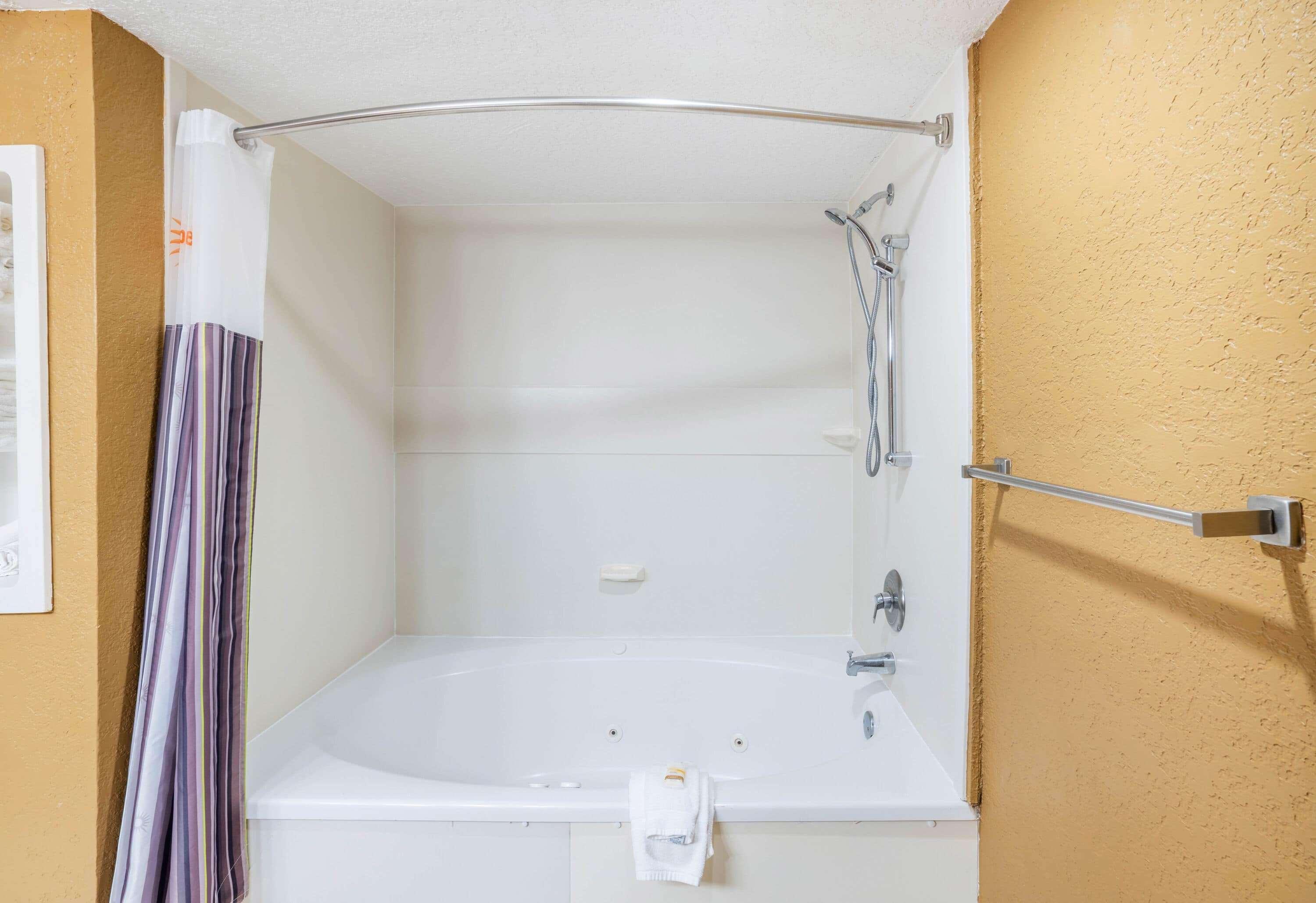 La Quinta By Wyndham Hot Springs Hotel Bagian luar foto