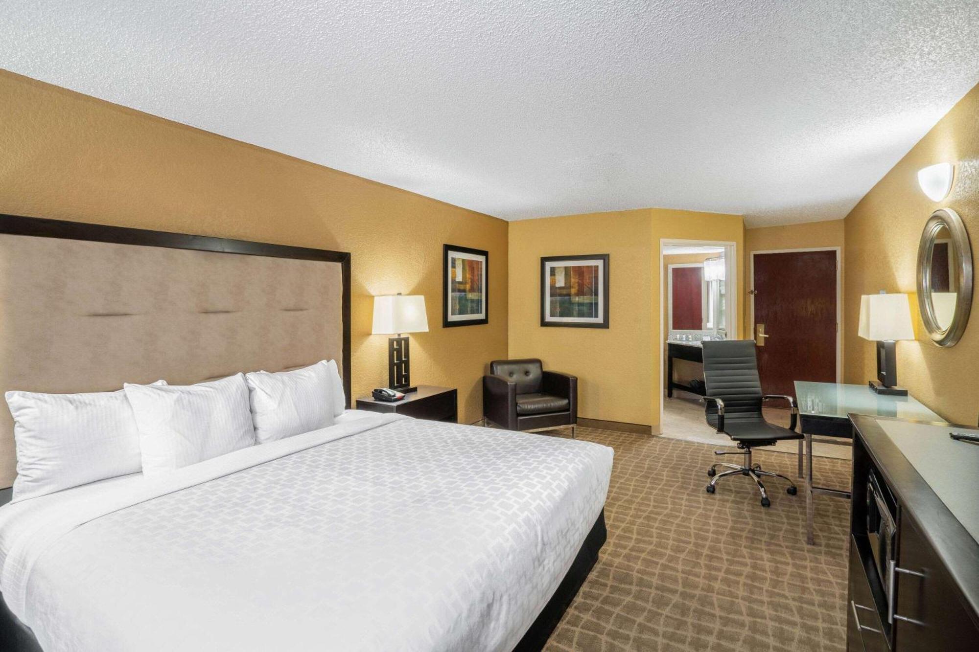 La Quinta By Wyndham Hot Springs Hotel Bagian luar foto